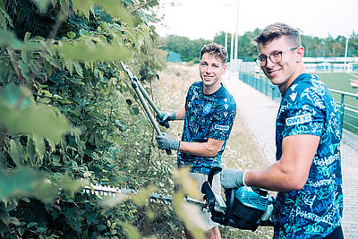 Leon Jensen und Max Weiß bei der Gartenarbeit.