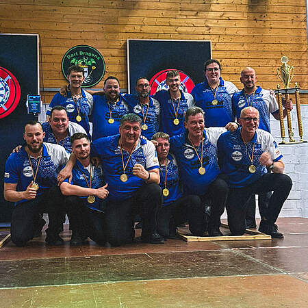 Die KSC-Darter bejubeln den Gewinn der Meisterschaft.