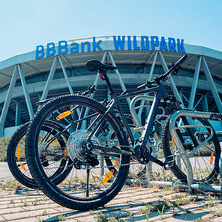 Fahrräder vor dem BBBank Wildpark