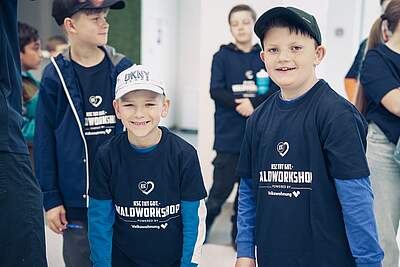 Kinder mit KSC TUT GUT.-Shirts