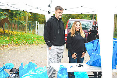 Philipp Förster bei der Kleiderspende.