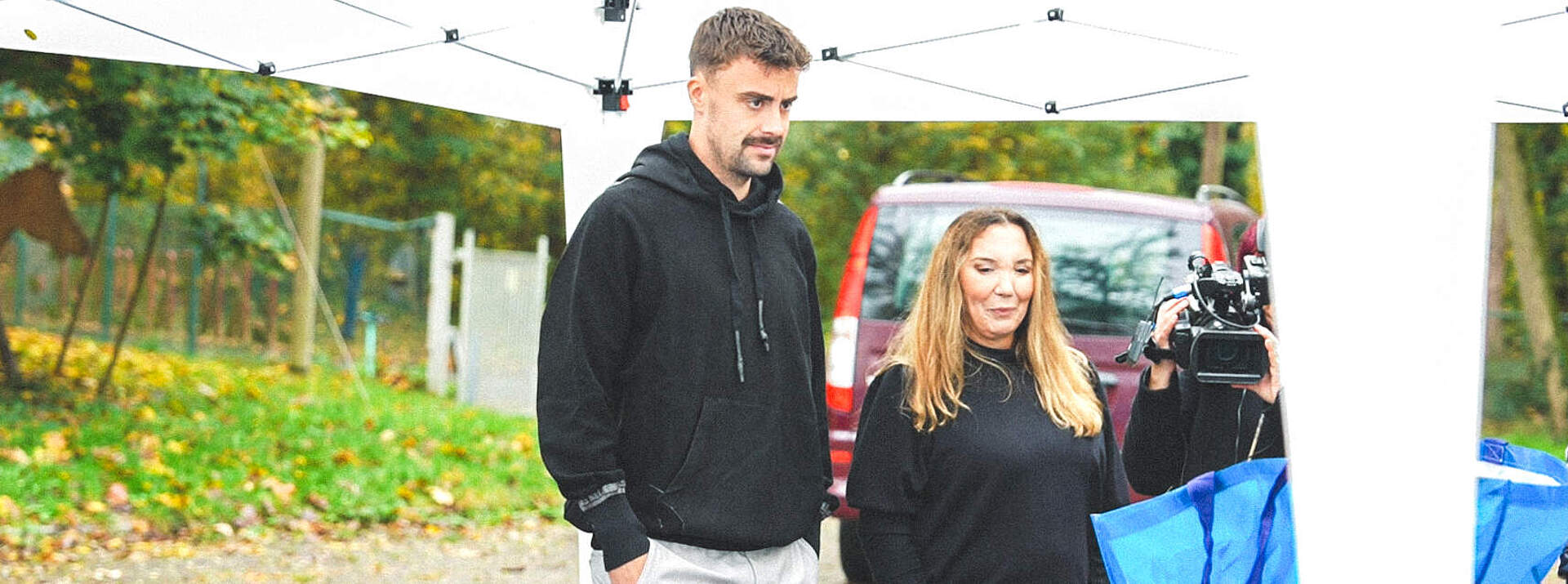 Philipp Förster bei der Kleiderspende.