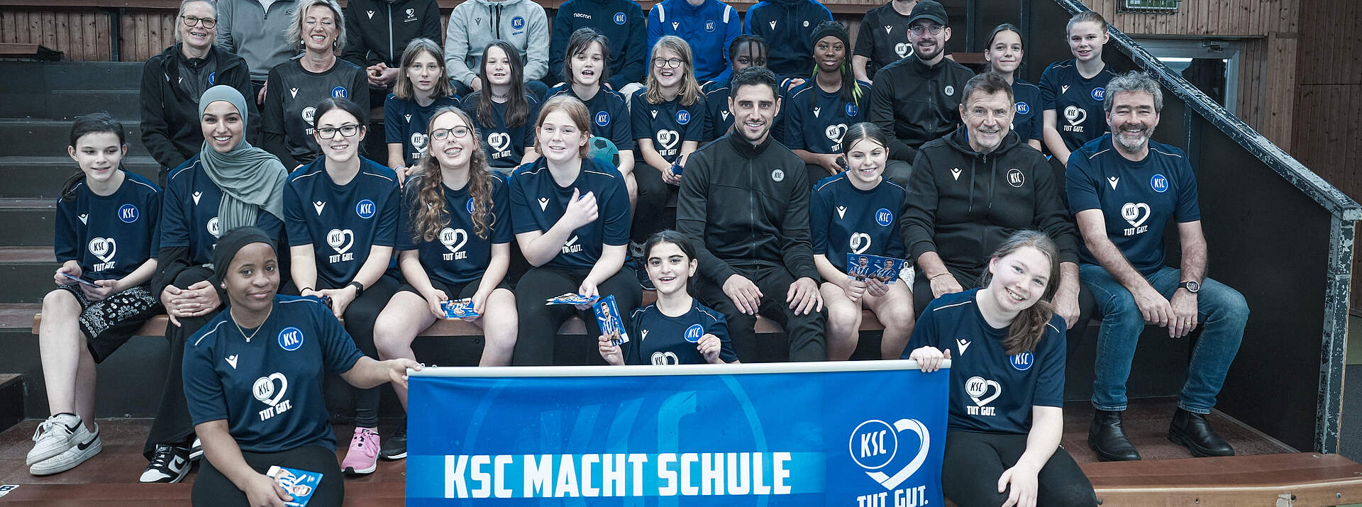 Ein Bild von den KSC-Profis Sitndl und Gondorf mit Schülerinnen und Schülern des SBBZ Vogesenschule Karlsruhe.