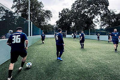 Teilnehmer von Fußballfans im Training