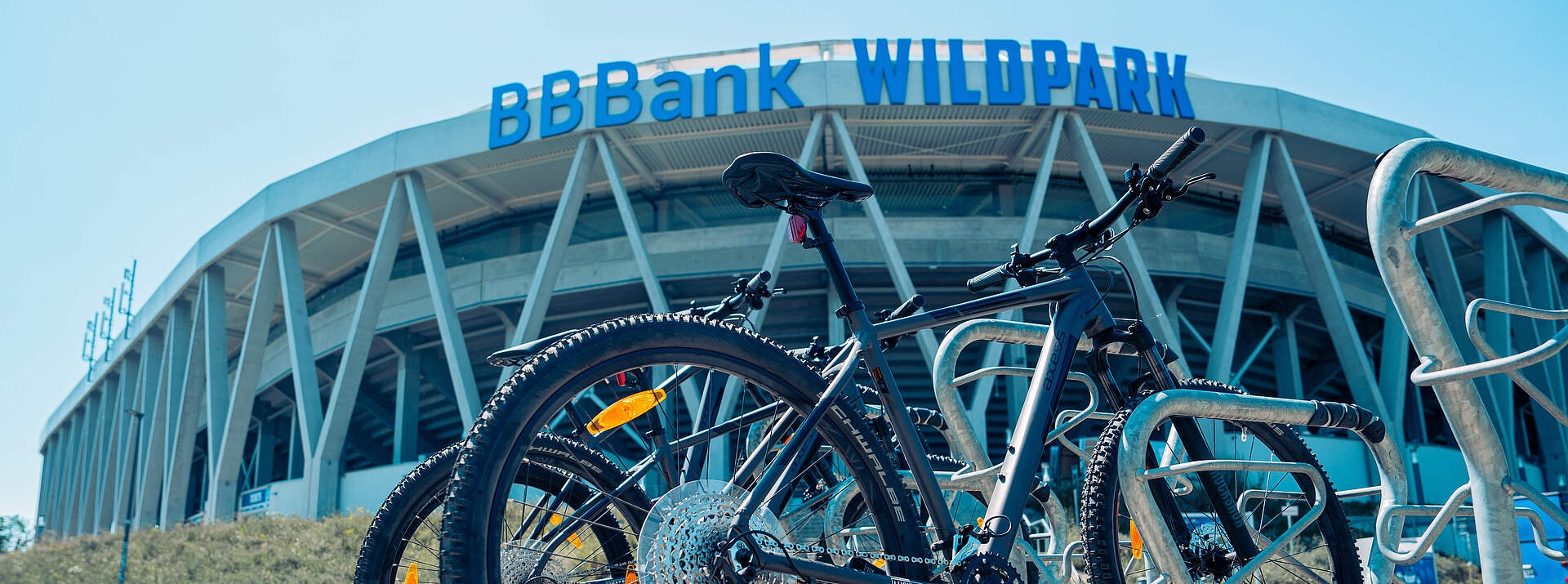 Fahrräder vor dem BBBank Wildpark