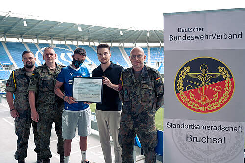 TiSe und Kameraden der Bundeswehr bei der Scheckübergabe.
