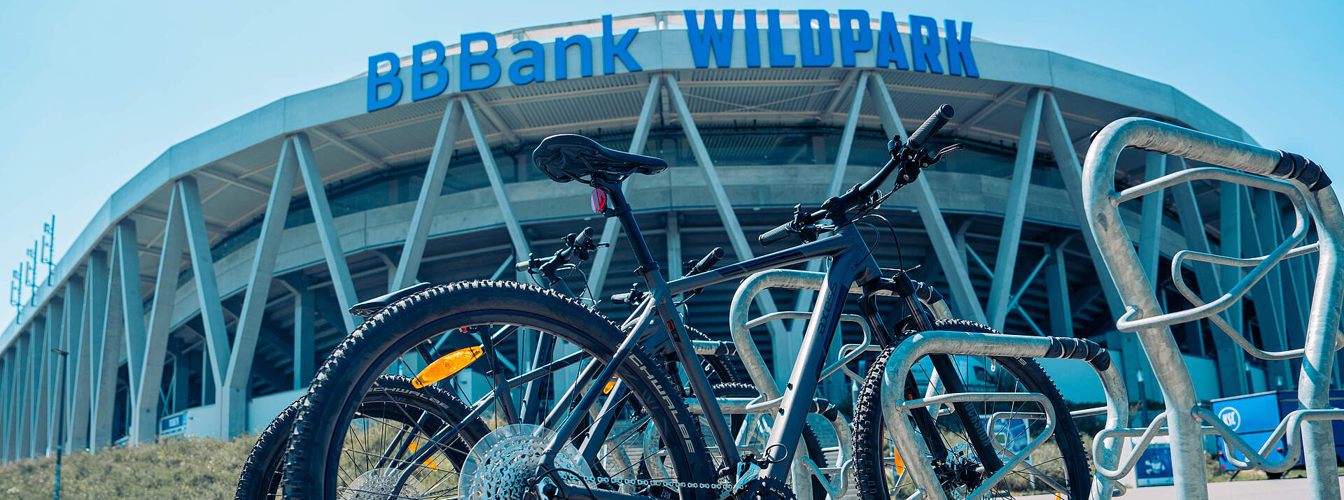 Fahrräder vor dem BBBank Wildpark