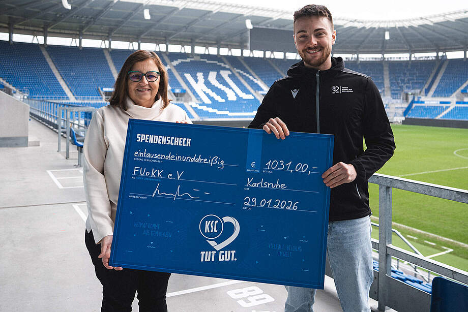 Admira Knoll (links), Vorstandsvorsitzende der Kinderkrebshilfe, bei der Checkübergabe.