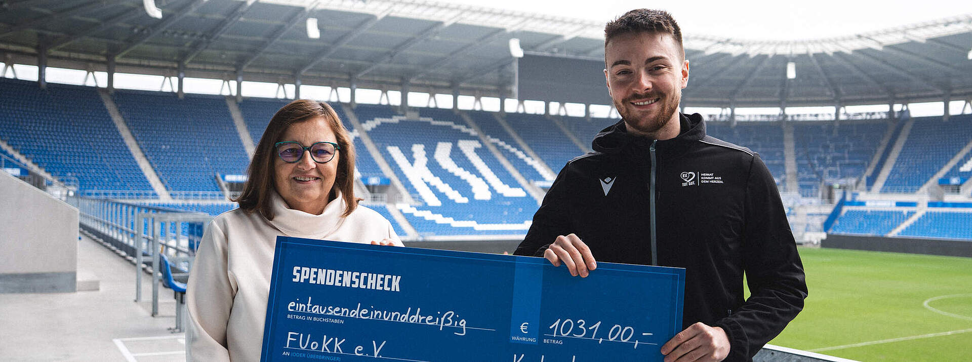 Admira Knoll (links), Vorstandsvorsitzende der Kinderkrebshilfe, bei der Checkübergabe.