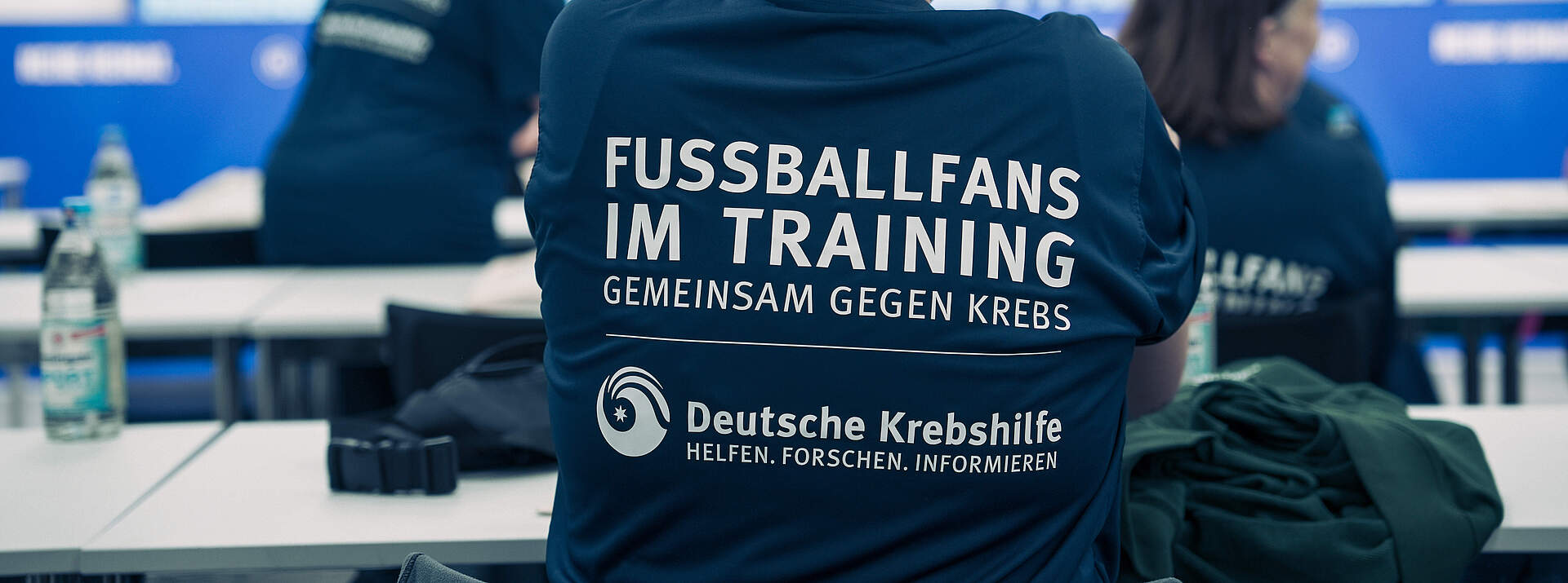 Frau trägt FFiT-Shirt